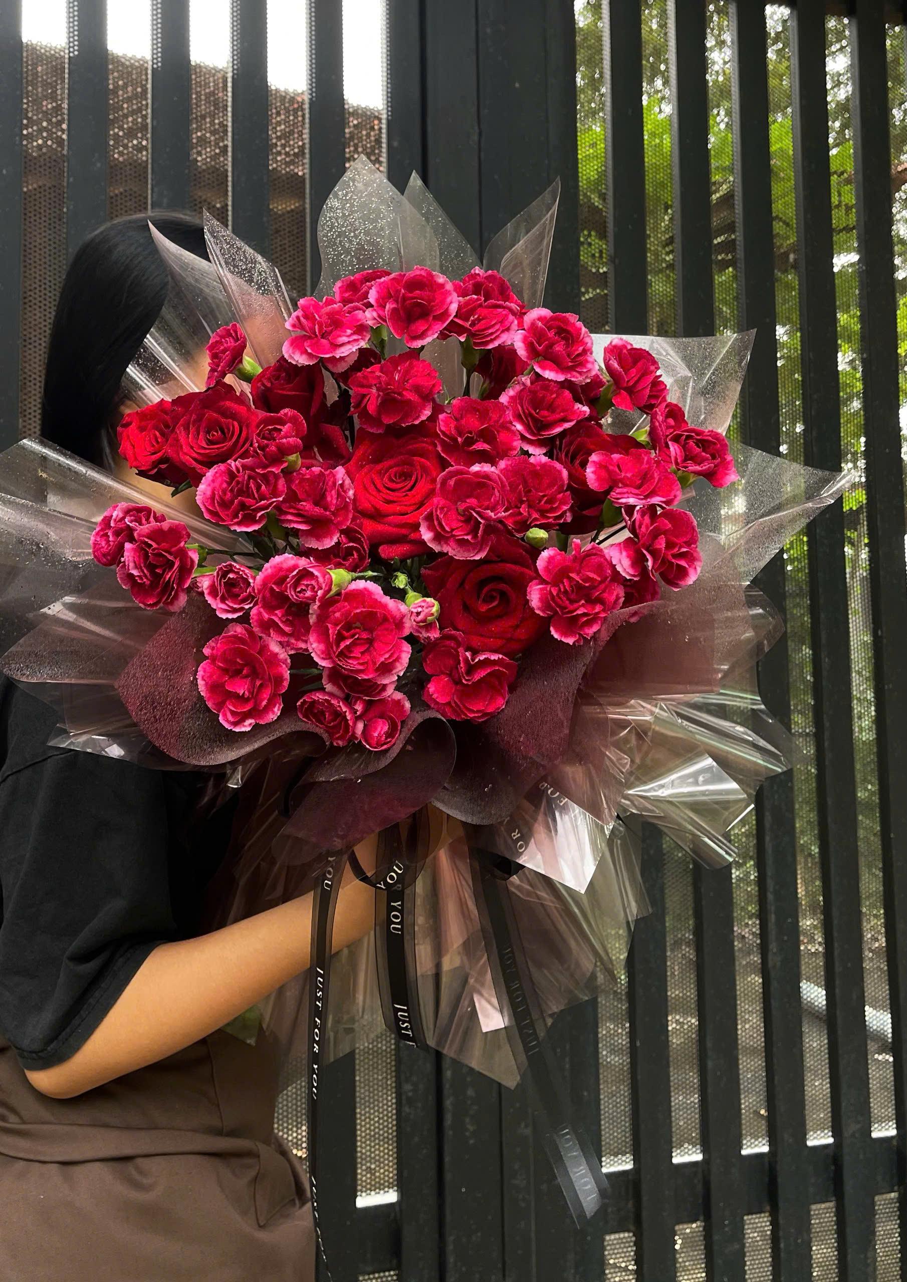 Bó hoa hồng đỏ Ecuador x phăng chùm đỏ rượu Trung Quốc gói giấy thủy tinh